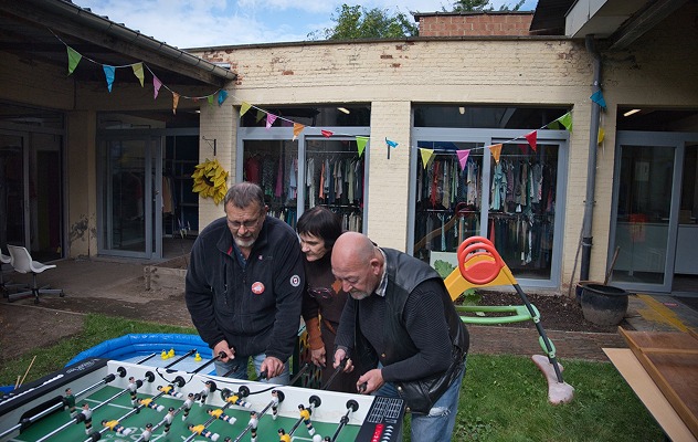 Leden spelen voetbaltafel in de tuin
